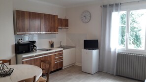 Réfrigérateur, four à micro-ondes, surface de cuisson, cafetière-théière