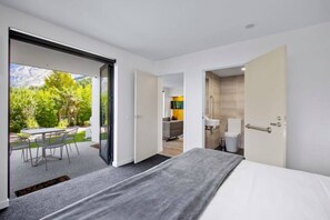 2 makuuhuonetta, työpöytä, silitysrauta/-lauta, vauvan matkasänky