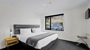 2 عدّة غرف نوم ومكتب ومكواة/لوح كي وسرير سفر