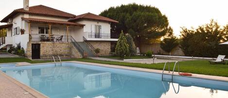 Hồ bơi ngoài trời phục vụ theo mùa