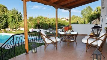 Family Villa, Multiple Bedrooms (Villa John Dimeon Kato Achaia With) | Outdoor dining