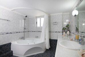 Family Villa, Multiple Bedrooms (Villa John Dimeon Kato Achaia With) | Bathroom | Combined shower/tub, towels, soap, shampoo