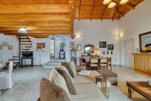 Familievilla, flere soverom (Villa John Dimeon Kato Achaia With) | Oppholdsområde | En 21-tommers TV med kabel-kanaler samt peis
