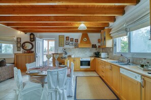 Familie villa, meerdere slaapkamers (Villa John Dimeon Kato Achaia With) | Privékeuken | Een koelkast, een microgolfoven, een oven, een kookplaat