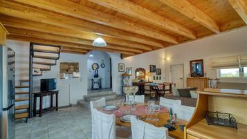 Family Villa, Multiple Bedrooms (Villa John Dimeon Kato Achaia With) | Dining