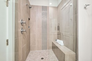 Baignoire, séchoir à cheveux, serviettes fournies