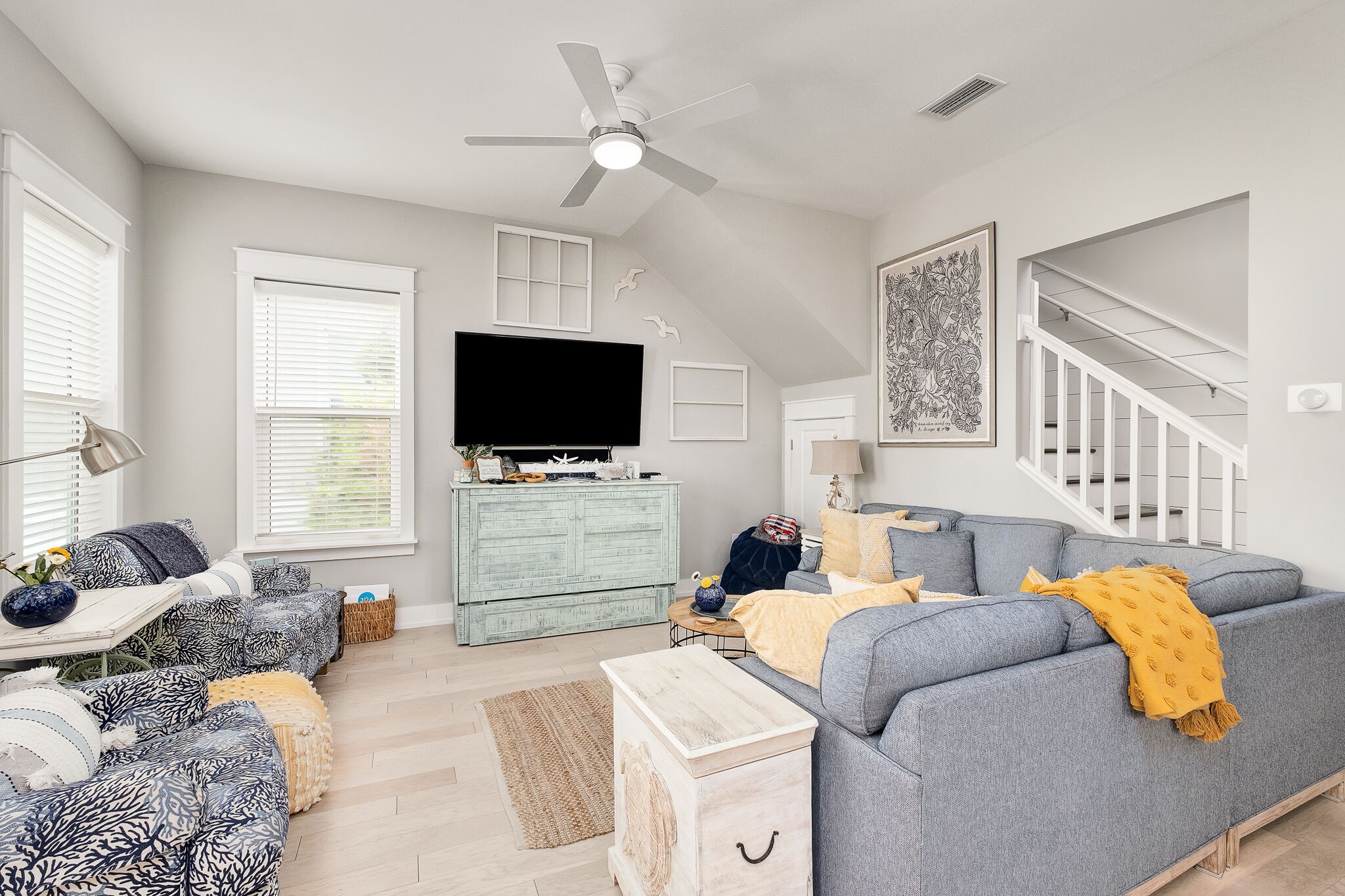 Great Winter Rates! Adorable home w/6 seat golf cart, pool & close to beach.