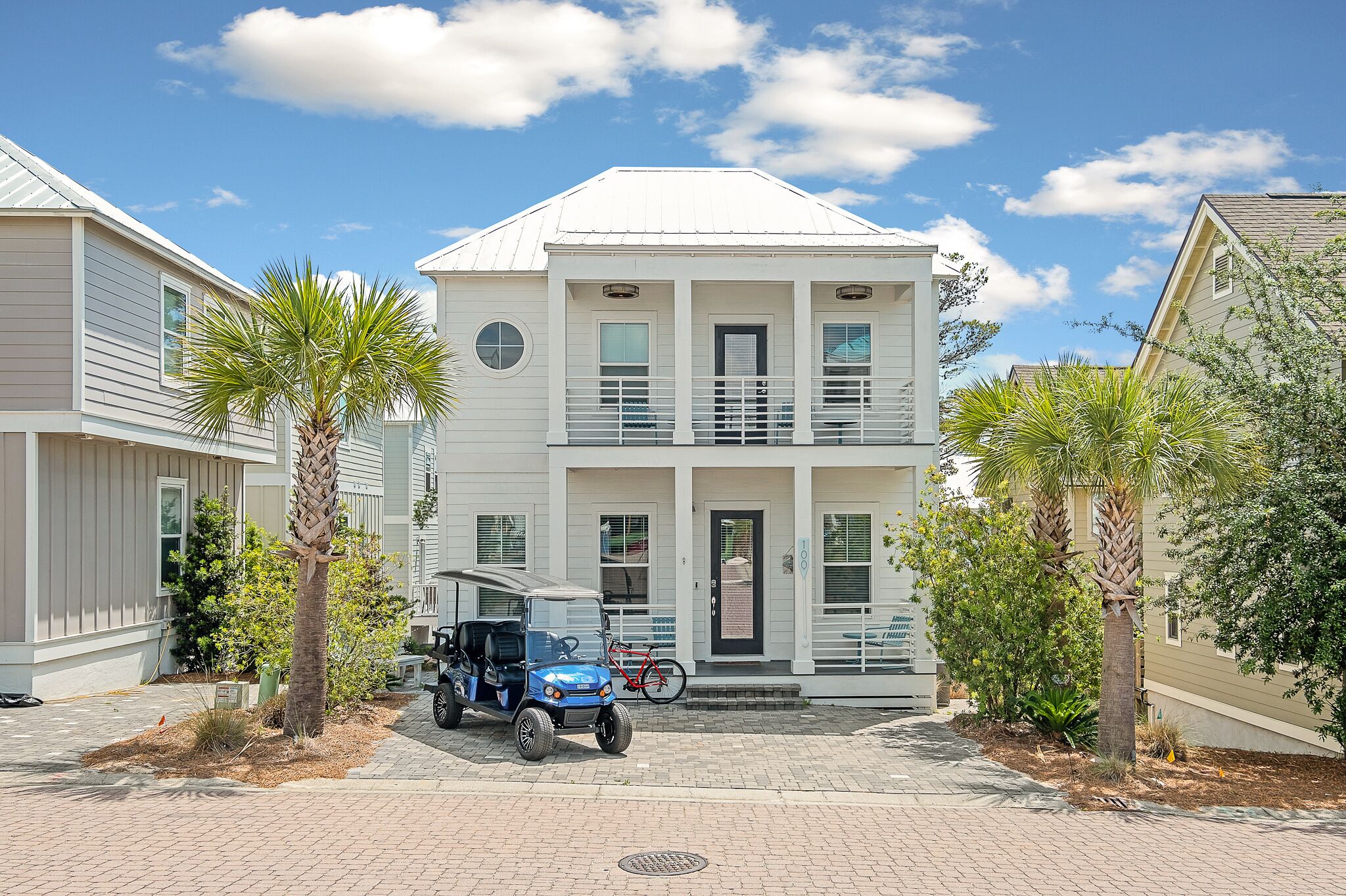 Great Winter Rates! Adorable home w/6 seat golf cart, pool & close to beach.