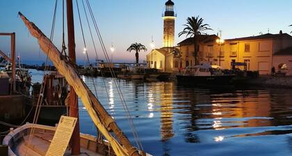 Enjoy elegant, central accommodation just 3 minutes from the beach,