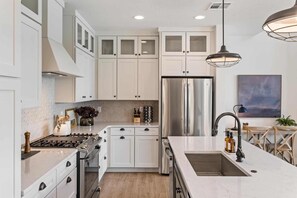 ثلاجة، ميكروويف، فرن، موقد طهي مسطح