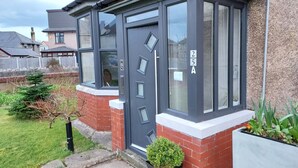 A modern house with a dark grey door, numbered 25A, and a bay window. - Morecambe Apartment - Sleeps 3 - 5 Mins to Sea (Morecambe)