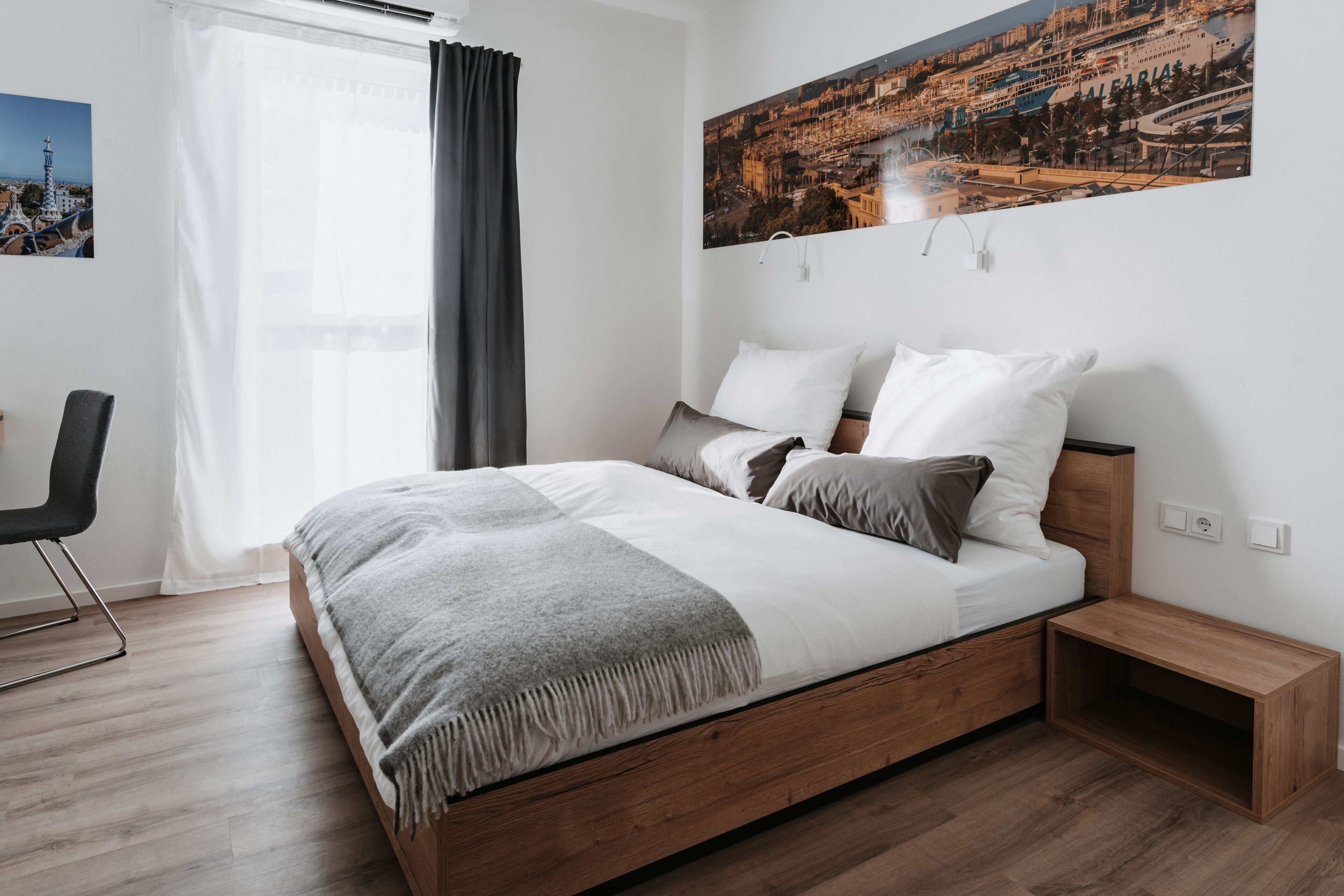 Minibar con artículos gratuitos y decoración personalizada 