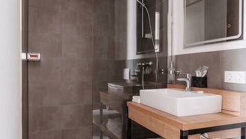 Double Room | Bathroom | Shower, free toiletries, hair dryer, heated floors