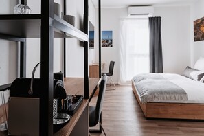 Camera doppia | Minibar con snack e bevande gratuite, con stile personalizzato