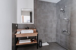 Double Room | Bathroom | Shower, free toiletries, hair dryer, heated floors - Step Inn The Fair Hotel (Rosbach vor der Hoehe)