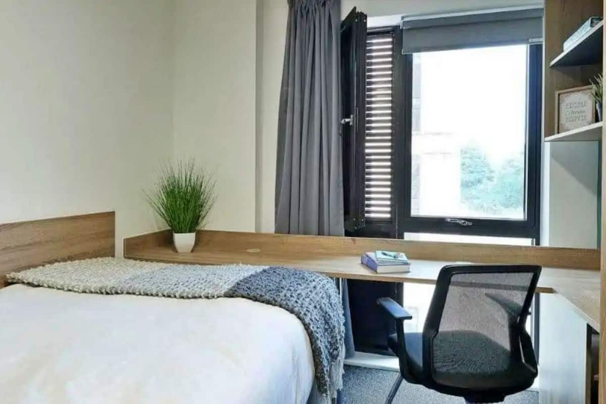 single room | individually furnished, desk, laptop workspace, free wifi
