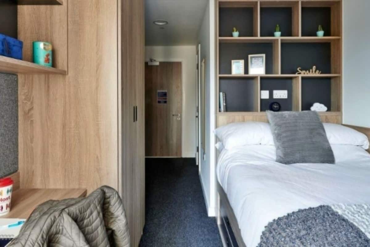 single room | individually furnished, desk, laptop workspace, free wifi