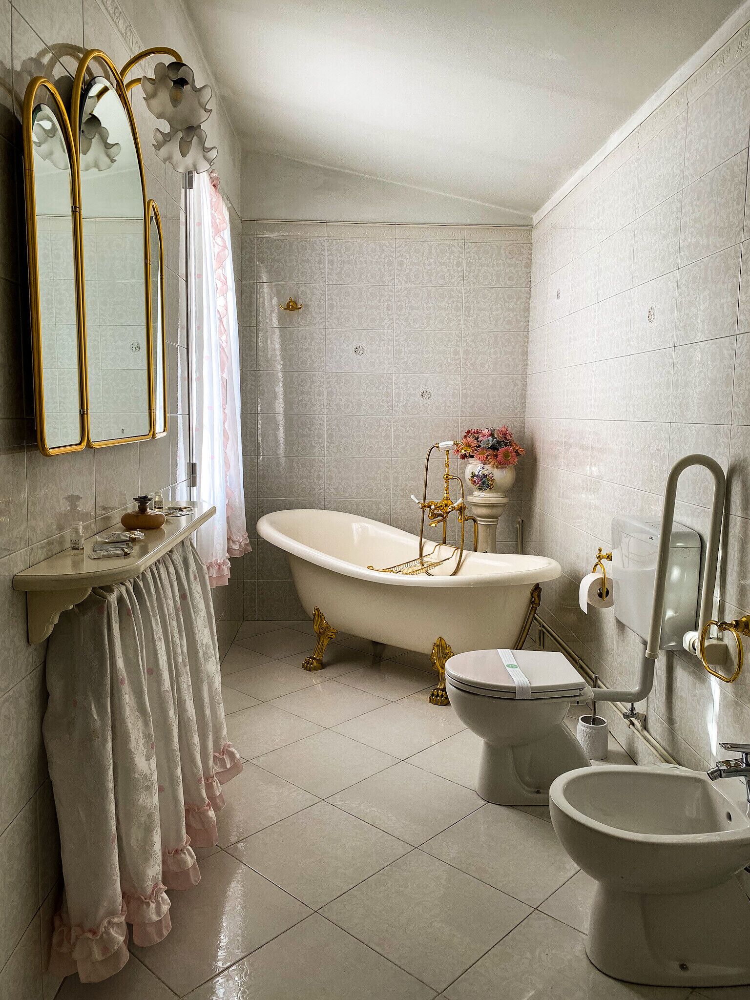 Tina, secadora de cabello, batas, bidet 
