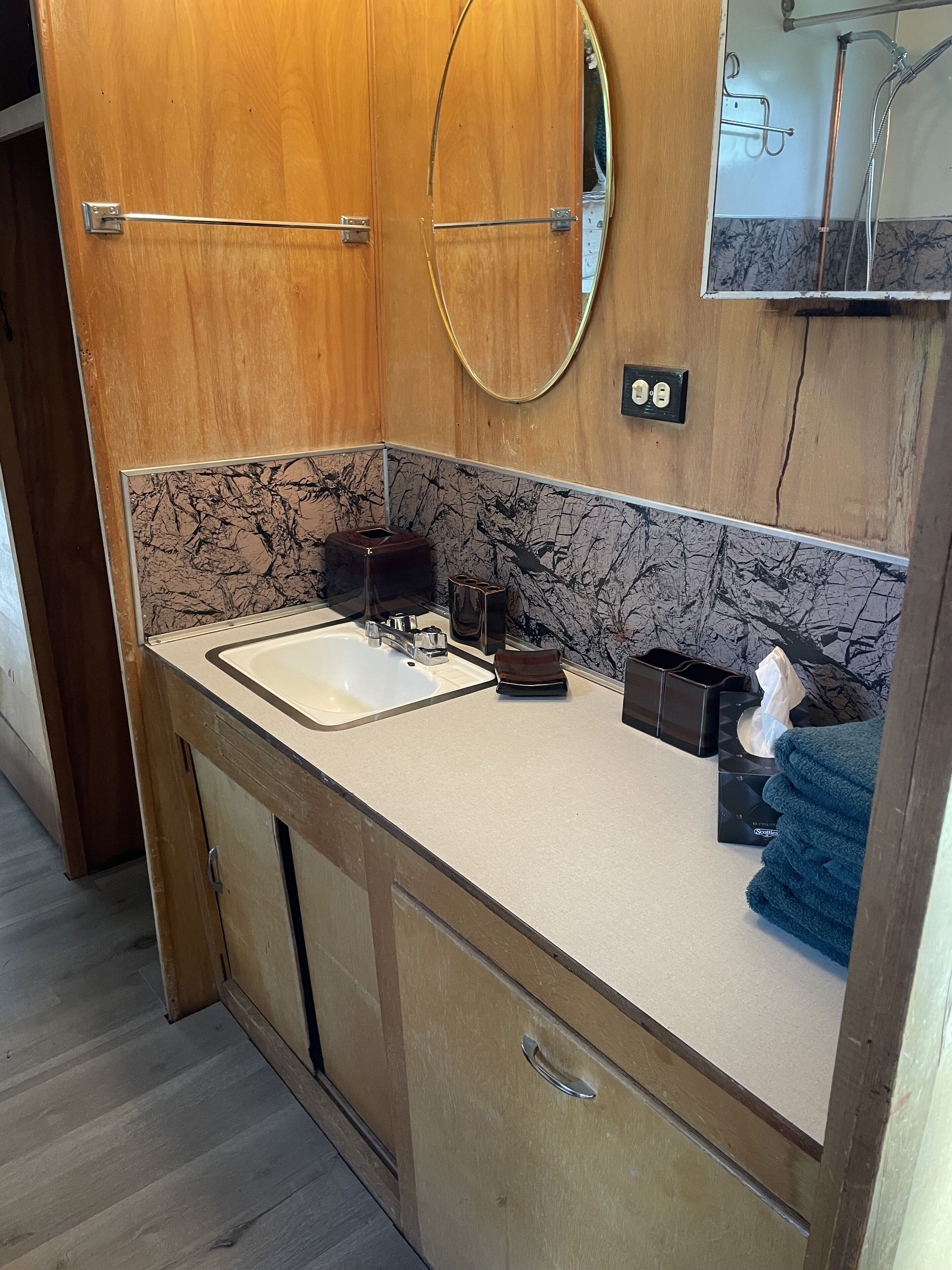 Douche, serviettes fournies, savon, shampoing