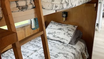 2 bedrooms, travel cot, free WiFi, bed sheets