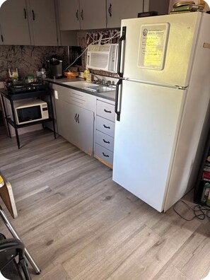 Geladeira, micro-ondas, fogão, cafeteira/chaleira