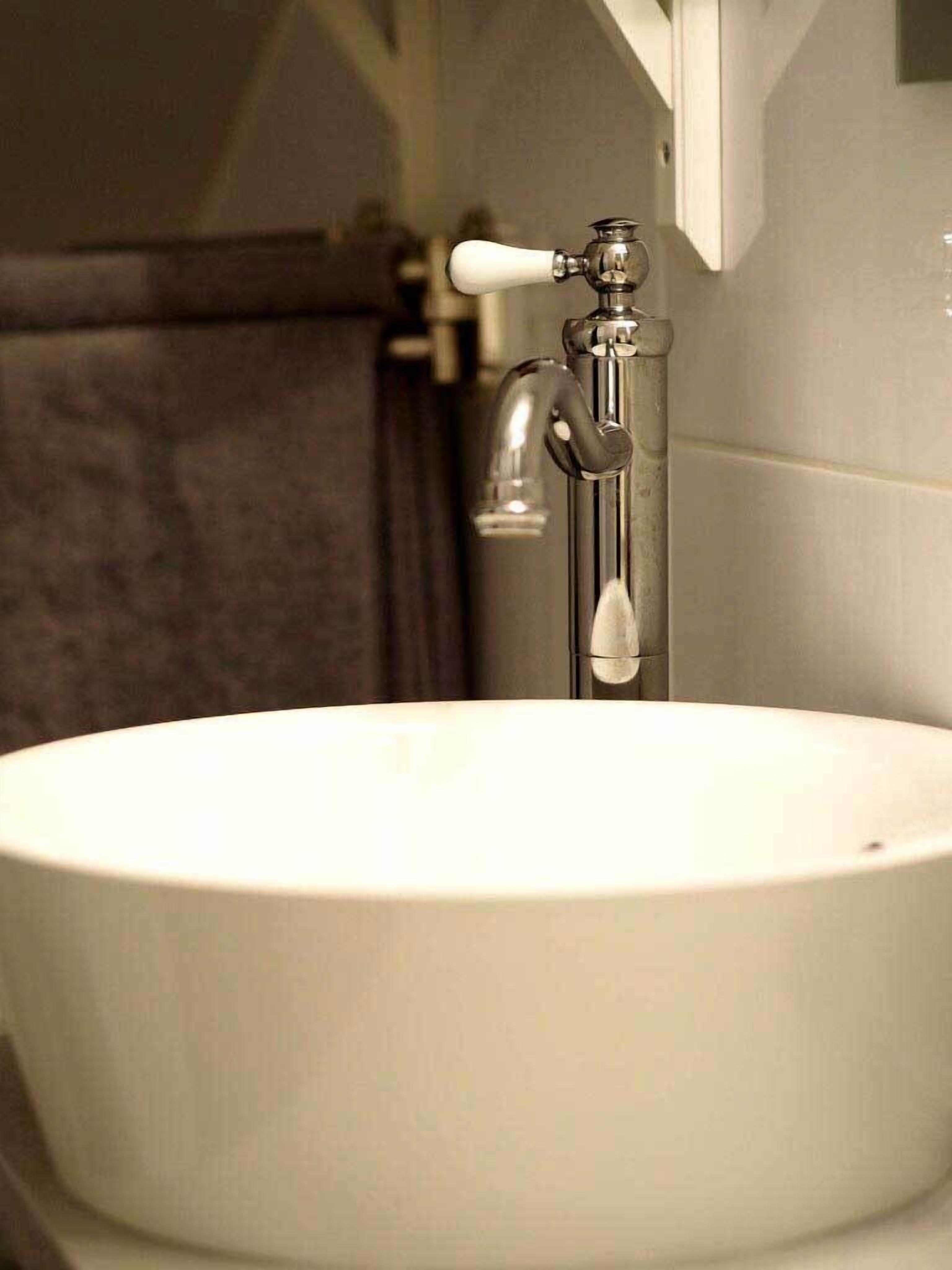 suite | bathroom | shower, free toiletries, hair dryer, towels