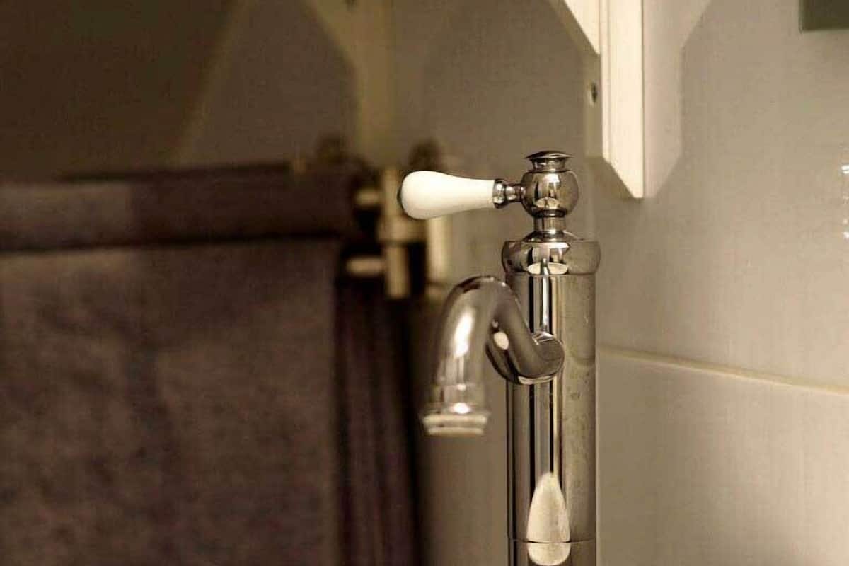 suite | bathroom | shower, free toiletries, hair dryer, towels