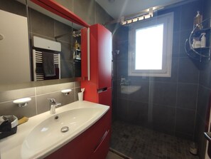 Douche, sèche-cheveux, papier toilette