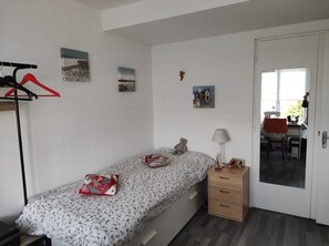 2 chambres, bureau, fer et planche à repasser, lit de bébé portatif