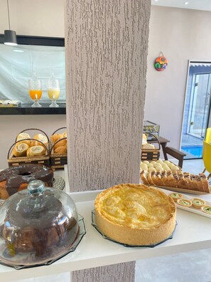 Free daily buffet breakfast  - Pousada Amaral Búzios (Búzios)