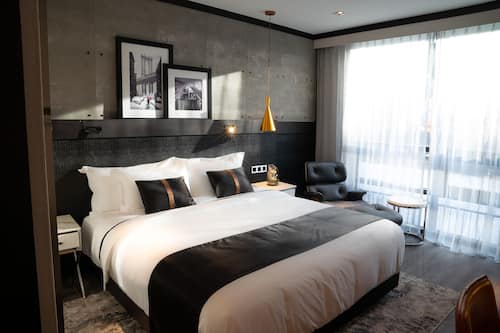 Premium bedding, in-room safe, desk, blackout drapes