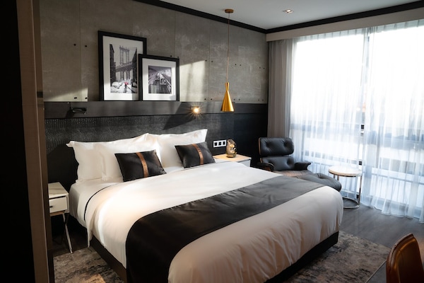 Premium bedding, in-room safe, desk, blackout curtains