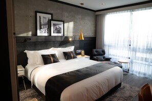 Luxe beddengoed, een kluis op de kamer, een bureau