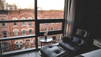 Habitación urbana | Ropa de cama de alta calidad y caja de seguridad en la habitación