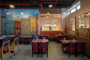 Petit déjeuner et dîner servis sur place, spécialités Cuisine américaine