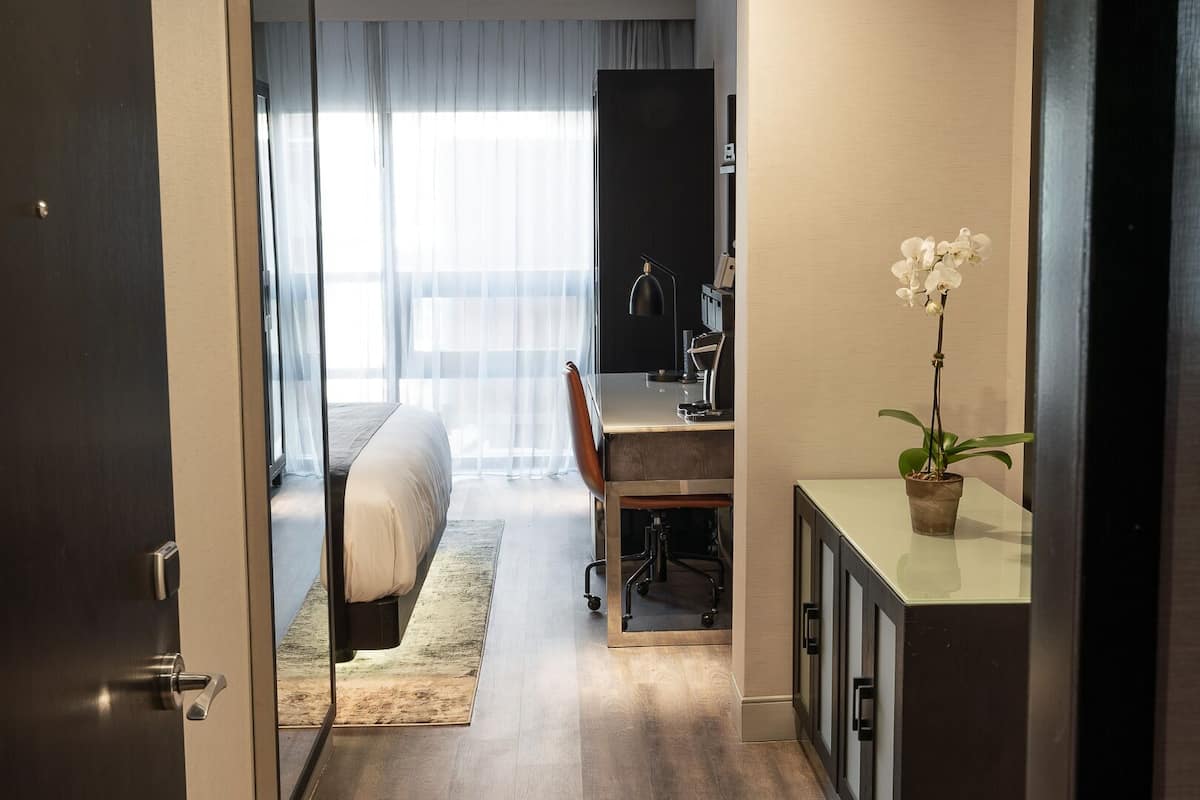 City-Zimmer | Hochwertige Bettwaren, Zimmersafe, Schreibtisch, Verdunkelungsvorhänge