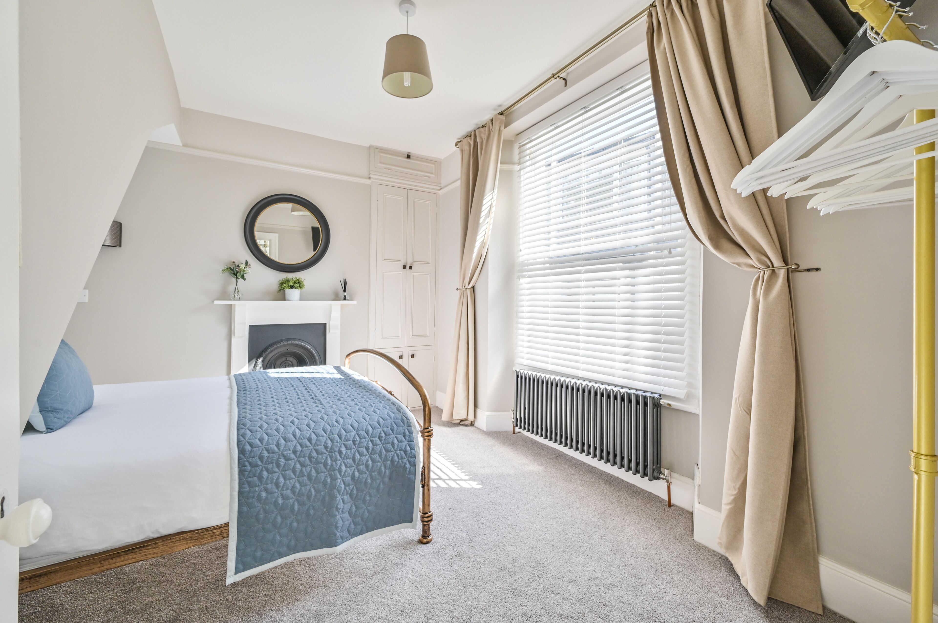 3 chambres, bureau, fer et planche à repasser, lit parapluie