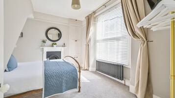 3 bedrooms, desk, iron/ironing board, travel crib