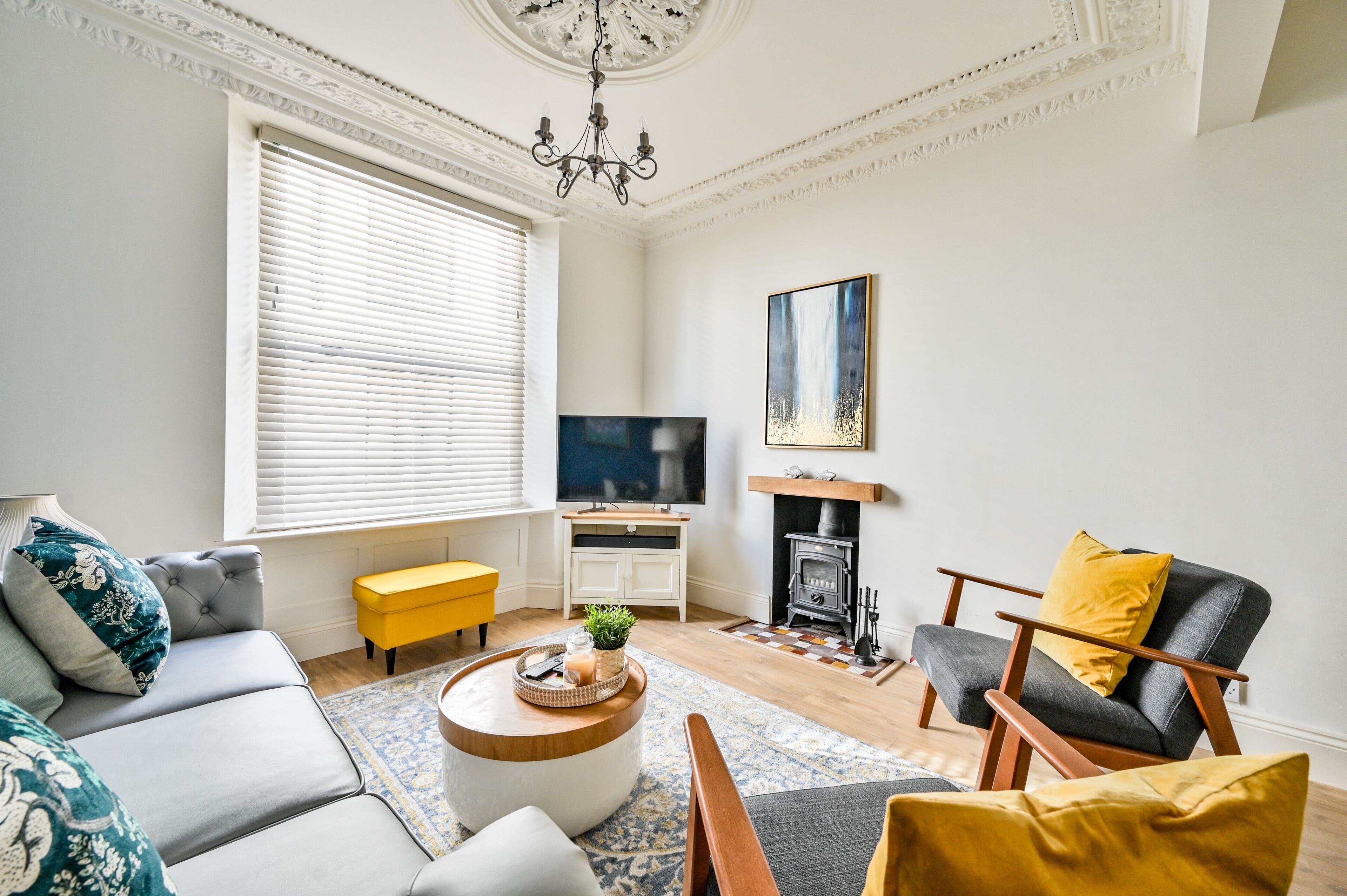 TV connectée, cheminée, livres