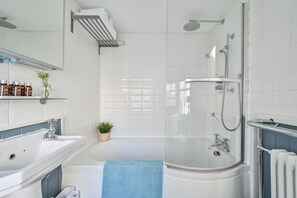 Ensemble douche/baignoire, sèche-cheveux, serviettes fournies, savon