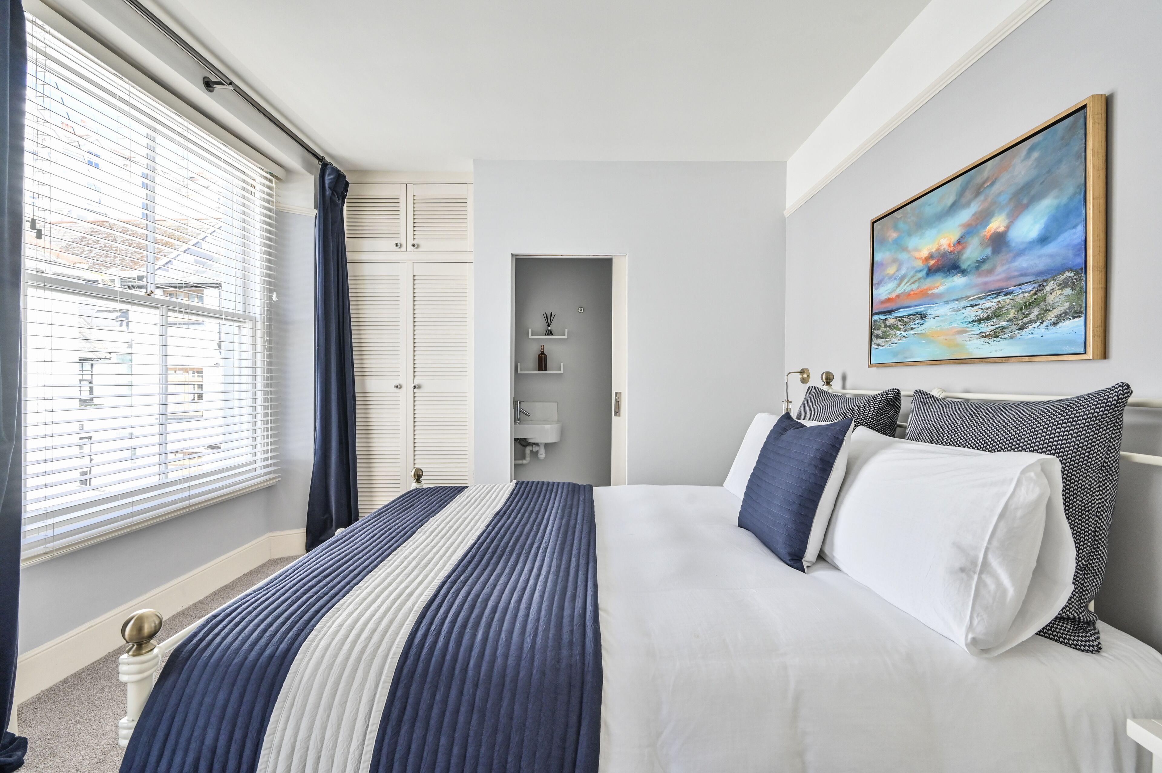 3 chambres, bureau, fer et planche à repasser, lit parapluie