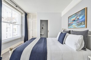 3 makuuhuonetta, työpöytä, silitysrauta/-lauta, vauvan matkasänky