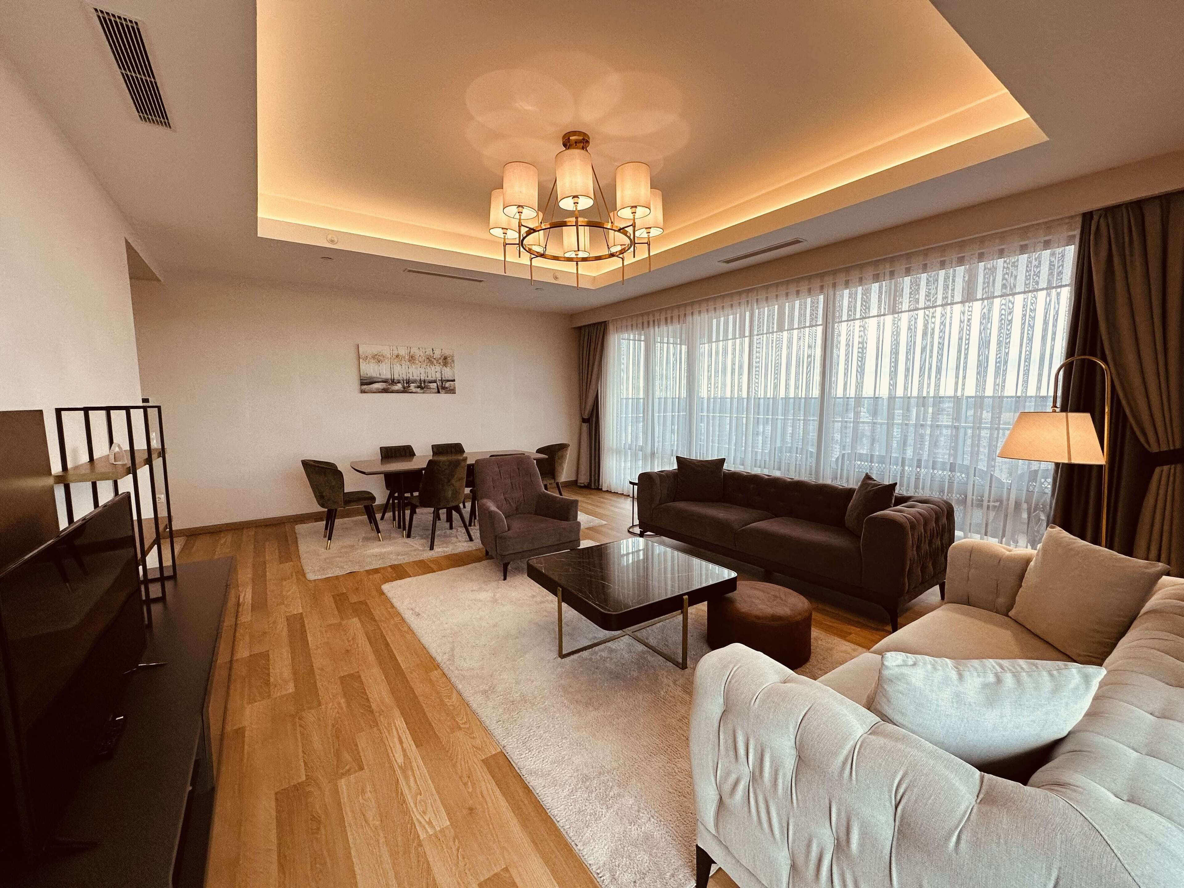 Un salon moderne avec un canapé, une table basse et un coin repas.
