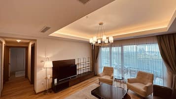 2 Bedroom Suite | Zona de estar | Una televisión