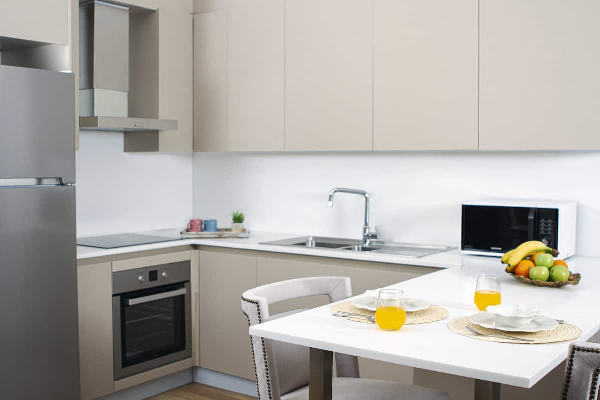 1 Bedroom Suite | Cocina privada | Refrigerador con congelador, microondas, horno y parrilla de estufa