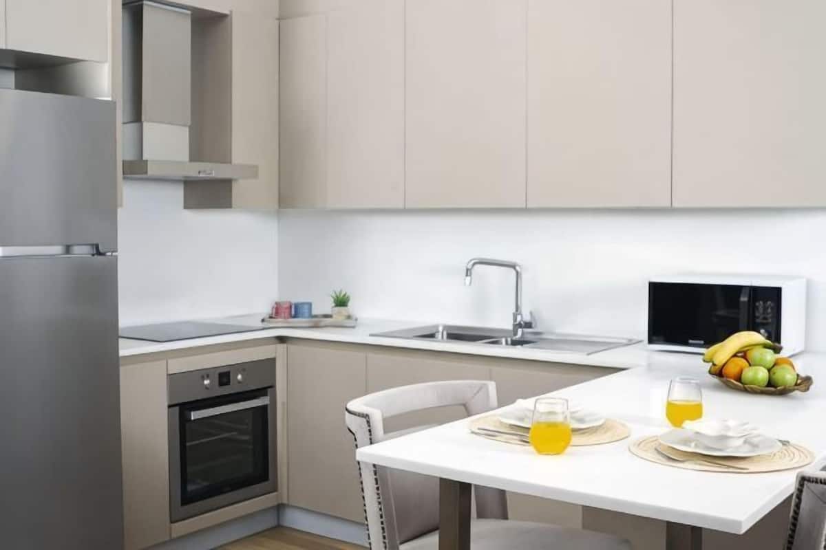 Cuisine privée | Grand réfrigérateur, micro-ondes, four, plaque de cuisson