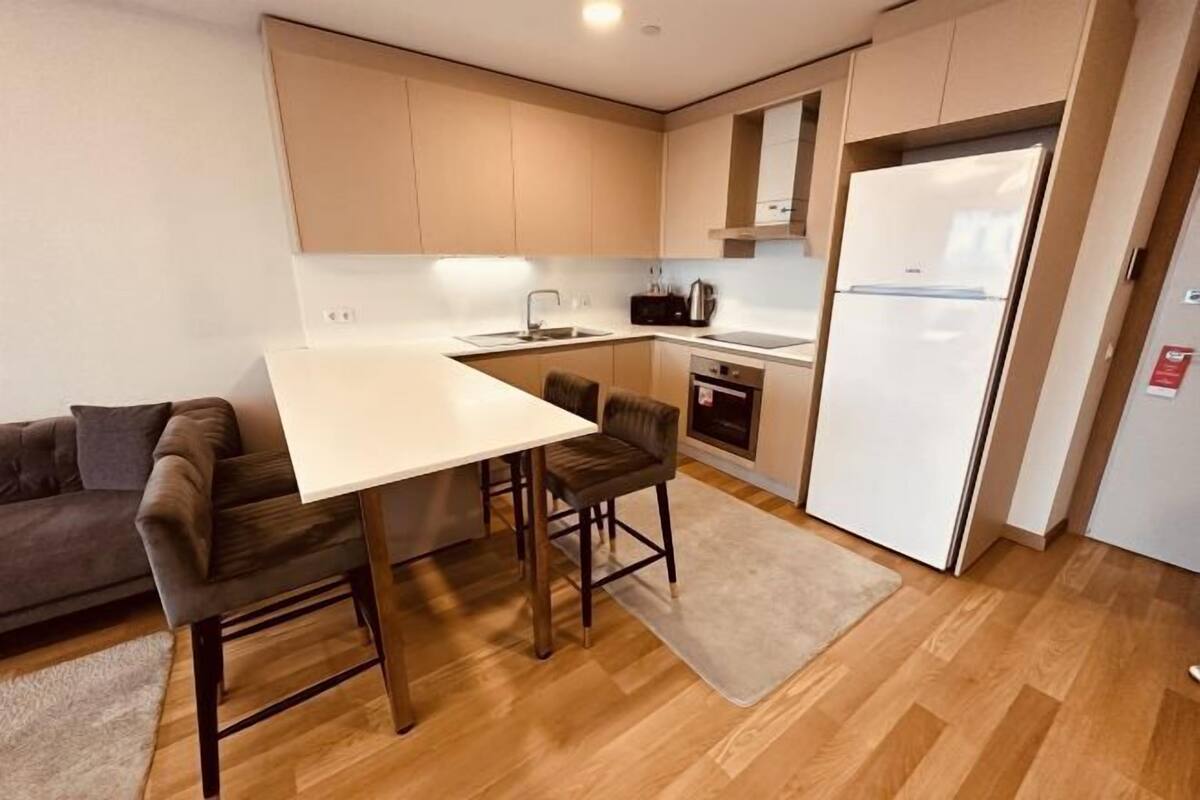 Cuisine privée | Grand réfrigérateur, micro-ondes, four, plaque de cuisson