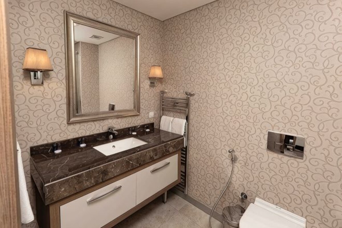 Baño | Regadera, regadera tipo lluvia, secadora de cabello, pantuflas
