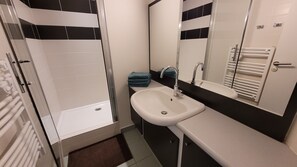Dusche, Haartrockner, Toilettenpapier