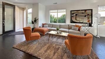 Smart-tv, eldstad och bordsfotboll